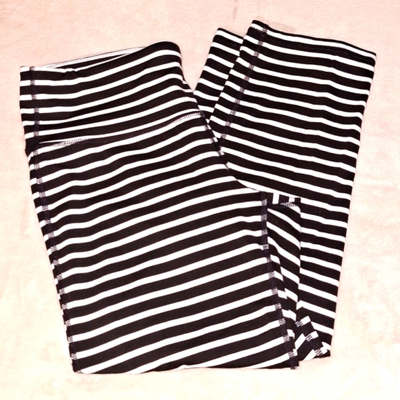 🌚 Athleta Black & White Horizontal Striped Chaturanga Capri Leggings. Size M. - Picture 9 of 10